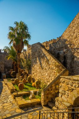 Marmaris, MUGLA, TURKEY: Güneşli bir günde eski taş kale.