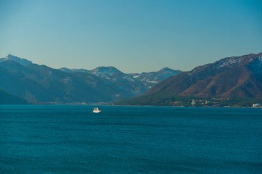 Marmaris Kalesi 'nden kışın karla kaplı dağların üzerindeki manzaranın en üst görüntüsü..