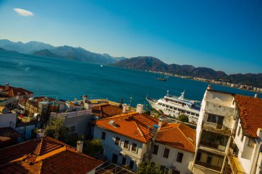 Marmaris, MUGLA, TURKEY: güzel manzara Marmaris şehrinin üst manzarası. Güneşli bir günde Marmaris Kalesi 'nden görüntü.