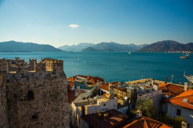 Marmaris, MUGLA, TURKEY: güzel manzara Marmaris şehrinin üst manzarası. Güneşli bir günde Marmaris Kalesi 'nden görüntü.