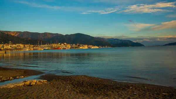 Marmaris, MUGLA, TURKEY: görüntüler Marmaris plajından denize ve kışın kardaki dağlar.