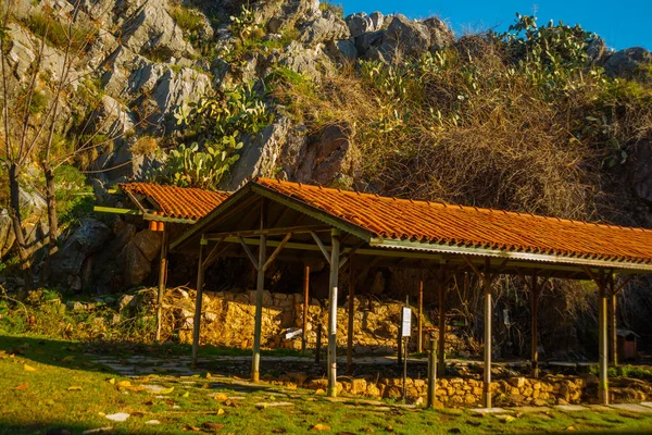 Iuilik Arkeoloji Parkı ya da Refah Kayaları, güneşli bir günde mavi bir arka planda, Marmaris 'in merkezindeki bir yamaçta bulunan eşsiz bir açık hava müzesidir..