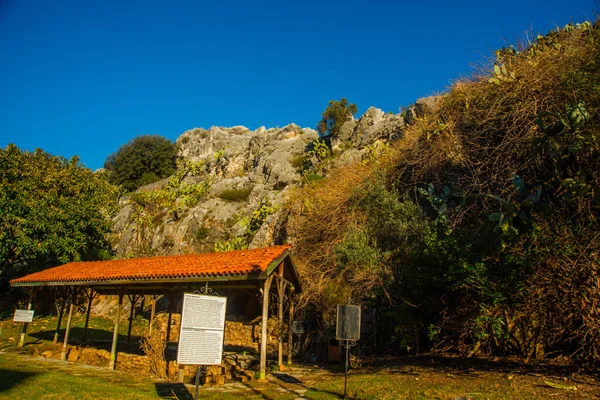 Iuilik Arkeoloji Parkı Refah Kayaları Güneşli Bir Günde Mavi Bir — Stok fotoğraf