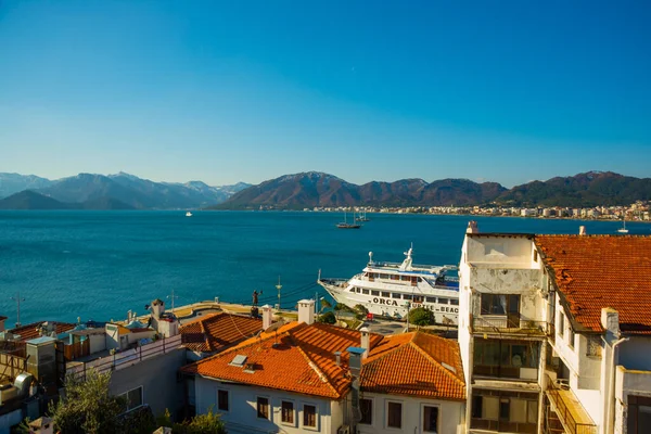 Marmaris, MUGLA, TURKEY: güzel manzara Marmaris şehrinin üst manzarası. Güneşli bir günde Marmaris Kalesi 'nden görüntü.