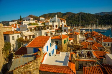 Marmaris, MUGLA, TURKEY: güzel manzara Marmaris şehrinin üst manzarası. Güneşli bir günde Marmaris Kalesi 'nden görüntü.