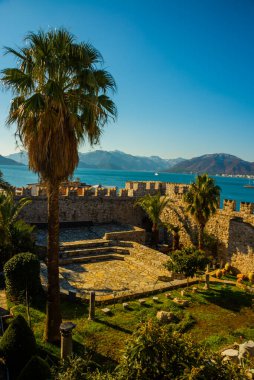 Marmaris, MUGLA, TURKEY: Güneşli bir günde eski taş kale.