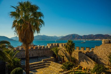 Marmaris, MUGLA, TURKEY: Güneşli bir günde eski taş kale.