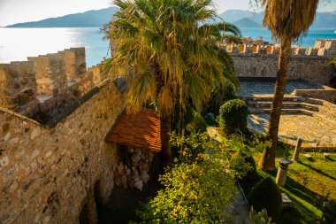 Marmaris, MUGLA, TURKEY: Güneşli bir günde eski taş kale.