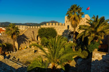 Marmaris, MUGLA, TURKEY: Güneşli bir günde eski taş kale.