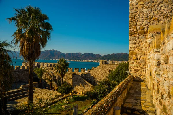 Marmaris, MUGLA, TURKEY: Güneşli bir günde eski taş kale.