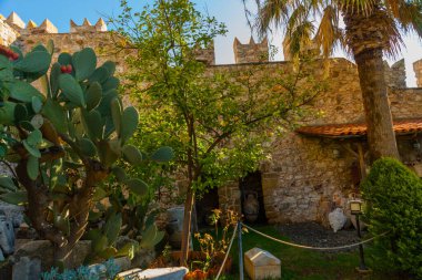 Marmaris, MUGLA, TURKEY: Marmaris 'teki kale müzelerine antik vazolar.