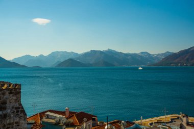 Marmaris Kalesi 'nden kışın karla kaplı dağların üzerindeki manzaranın en üst görüntüsü..