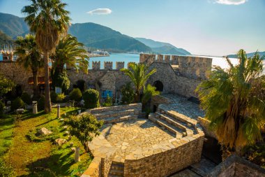 Marmaris, MUGLA, TURKEY: Güneşli bir günde eski taş kale.