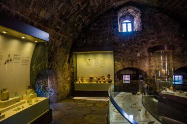 Marmaris ve Around Hall 'dan Marmaris Kalesi' nin müzelerine. Marmaris 'teki kazılardan ve yakın çevresindeki kazılardan elde edilen kanıtlar.