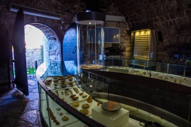 Marmaris ve Around Hall 'dan Marmaris Kalesi' nin müzelerine. Marmaris 'teki kazılardan ve yakın çevresindeki kazılardan elde edilen kanıtlar.