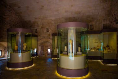 Marmaris Kalesi 'nin müzelerine Knidos Salonu' na. Salondaki sergiler, Cape Deveboinu 'daki Datcha yarımadasındaki Antik Knidos şehrinin kazılarından alındı..