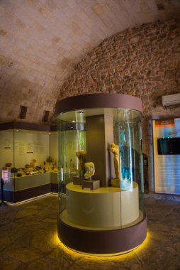 Marmaris Kalesi 'nin müzelerine Knidos Salonu' na. Salondaki sergiler, Cape Deveboinu 'daki Datcha yarımadasındaki Antik Knidos şehrinin kazılarından alındı..