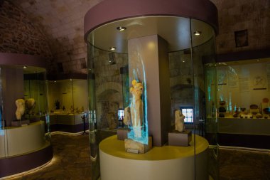 Marmaris Kalesi 'nin müzelerine Knidos Salonu' na. Salondaki sergiler, Cape Deveboinu 'daki Datcha yarımadasındaki Antik Knidos şehrinin kazılarından alındı..