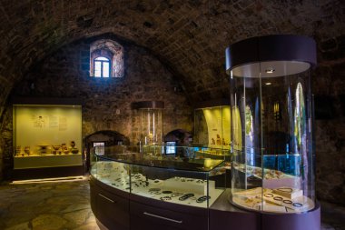 Marmaris ve Around Hall 'dan Marmaris Kalesi' nin müzelerine. Marmaris 'teki kazılardan ve yakın çevresindeki kazılardan elde edilen kanıtlar.