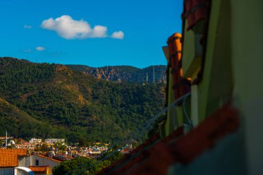 Marmaris 'in merkezinde oteller ve daireler bulunan yerleşim alanının terasından görüntüyü al..