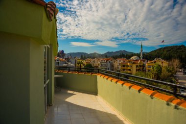 Marmaris 'in merkezinde oteller ve daireler bulunan yerleşim alanının terasından görüntüyü al..