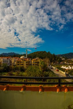 Marmaris, MUGLA, TURKEY: caminin terasından ve Marmaris 'te daireleri olan otellerden manzara.