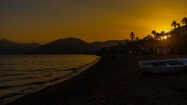 Marmaris, MUGLA, TURKEY: Türkiye 'nin Marmaris kentinde plaj, Akdeniz ve dağların manzaralı güzel manzaralar.