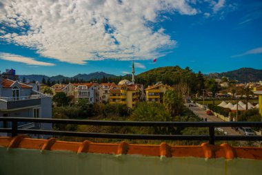 Marmaris 'in merkezinde oteller ve daireler bulunan yerleşim alanının terasından görüntüyü al..