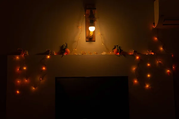Ścianie Jest Telewizor Płonące Girlandy Piękne Wieczorne Wnętrze Figurkami Słoni — Zdjęcie stockowe
