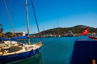DATCA, MUGLA, TURKEY: Güneşli bir günde Datca kasabasında deniz manzarası ve tekneler.