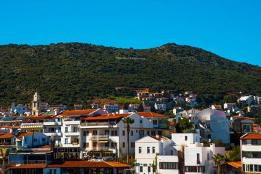 DATCA, MUGLA, TURKEY: Güneşli bir günde deniz manzaralı güzel bir manzara ve Datca kasabası.