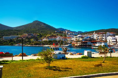 DATCA, MUGLA, TURKEY: Güneşli bir günde deniz manzaralı güzel bir manzara ve Datca kasabası.