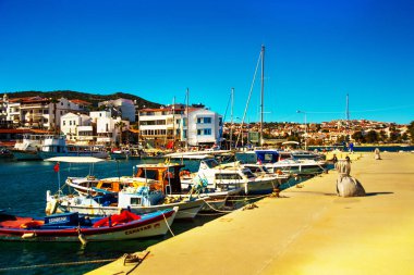 DATCA, MUGLA, TURKEY: Güneşli bir günde Datca kasabasında deniz manzarası ve tekneler.