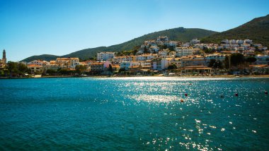 DATCA, MUGLA, TURKEY: Güneşli bir günde deniz manzaralı güzel bir manzara ve Datca kasabası.