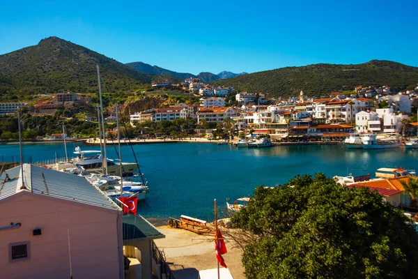 DATCA, MUGLA, TURKEY: Güneşli bir günde deniz manzaralı güzel bir manzara ve Datca kasabası.