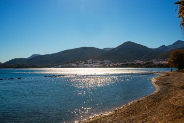 DATCA, MUGLA, TURKEY: Güneşli bir günde deniz manzaralı güzel bir manzara ve Datca kasabası.