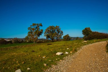 KNIDOS, DATCA, MUGLA, TURKEY: yel değirmenleri manzaralı manzara. Eski şehir Knidos 'un olduğu yer..