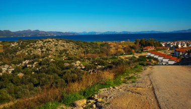 DATCA, MUGLA, TURKEY: Güneşli bir günde deniz manzaralı güzel bir manzara ve Datca kasabası.