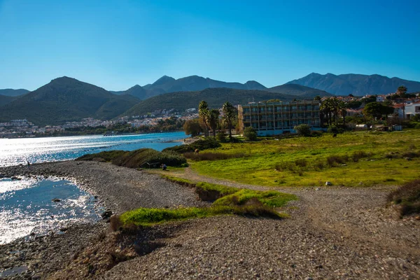DATCA, MUGLA, TURKEY: Güneşli bir günde tatil köyü Datca 'da güzel bir deniz manzarası.