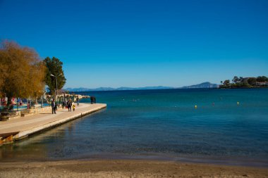 DATCA, MUGLA, TURKEY: Güneşli bir günde kumsaldan denize ve Datca kasabasındaki dağlardan güzel manzara.