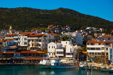 DATCA, MUGLA, TURKEY: Güneşli bir günde deniz manzaralı güzel bir manzara ve Datca kasabası.