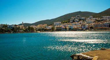 DATCA, MUGLA, TURKEY: Güneşli bir günde deniz manzaralı güzel bir manzara ve Datca kasabası.