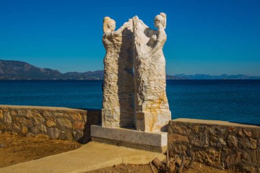 DATCA, MUGLA, TURKEY: Güneşli bir günde tatil beldesi Datca 'daki gezinti alanında gezinen İki Kadın Anıtı.