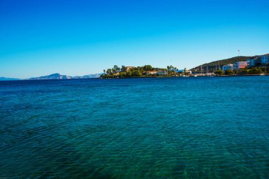 DATCA, MUGLA, TURKEY: Güneşli bir günde deniz manzaralı güzel bir manzara ve Datca kasabası.
