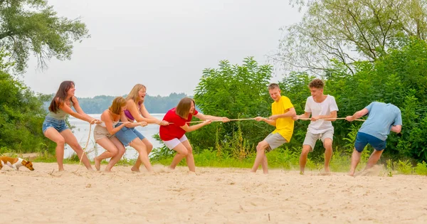 Team Teenagers Tug War Shore Group Boys Girls Compete Tug — Photo