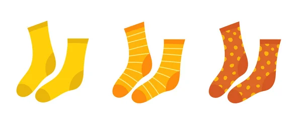 一套橙色和黄色的袜子 暖条纹和波尔卡圆点袜子 在白色背景下孤立的向量群 — 图库矢量图片