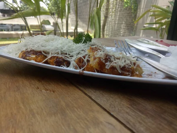 Banane Fritte Croccanti Con Una Spolverata Formaggio Una Foto Piatto — Foto Stock