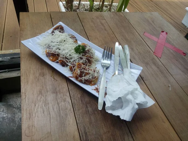 Bananes Frites Croustillantes Avec Une Pincée Fromage Sur Une Plaque — Photo