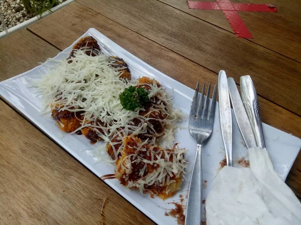 Crispy Fried Bananas Sprinkling Cheese White Plate Photo — Stock Photo, Image