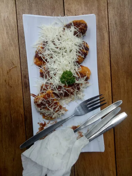 Banane Fritte Croccanti Con Una Spolverata Formaggio Una Foto Piatto — Foto Stock